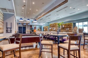 Dining - Spacious Condo w/Free WiFi, Shared Hot Tub, Pool, Tennis, and Central A/C (Destin)