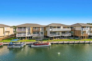 Exterior - Central condo with five Pools, three hot tubs, beach access, & free golf access (Destin)