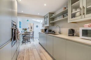 Fridge, microwave, oven, dishwasher - Lavender Cottage - sleeps 5 guests  in 3 bedrooms (Burnham Market)