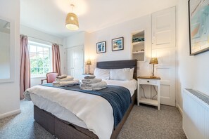 3 bedrooms, WiFi, bed sheets - Lavender Cottage - sleeps 5 guests  in 3 bedrooms (Burnham Market)