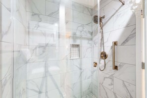 Shower, towels - Beautiful Gulf Condo with Balcony, Outdoor Shower & Shared Pool (Destin)