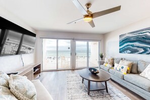 TV, DVD player, offices - Beautiful Gulf Condo with Balcony, Outdoor Shower & Shared Pool (Destin)