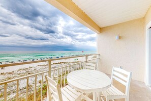 Outdoor dining - Beautiful Gulf Condo with Balcony, Outdoor Shower & Shared Pool (Destin)