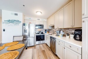 Fridge, microwave, oven, stovetop - Beautiful Gulf Condo with Balcony, Outdoor Shower & Shared Pool (Destin)