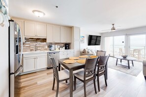 Dining - Beautiful Gulf Condo with Balcony, Outdoor Shower & Shared Pool (Destin)