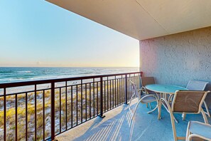 Outdoor dining - Spacious, 3rd-floor beachfront condo with stunning views, pool, pickleball, & AC (Fort Walton Beach)