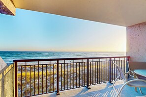 Property grounds - Spacious, 3rd-floor beachfront condo with stunning views, pool, pickleball, & AC (Fort Walton Beach)