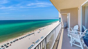 Ein Balkon mit Blick auf Strand und Meer.