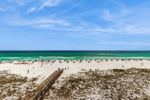 On the beach - Charming Condo with Gulf View! Grill, Pools, Beach Access (Destin)