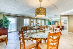 Interior - 6th-floor, updated condo with beach service - near dining (Fort Walton Beach)