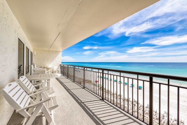 Property grounds - 6th-floor, updated condo with beach service - near dining (Fort Walton Beach)