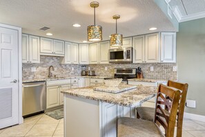 Fridge, microwave, oven, stovetop - 6th-floor, updated condo with beach service - near dining (Fort Walton Beach)