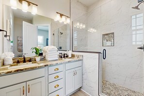 Shower, towels - Nautical home in coastal community with shared pool, Wifi, Pet friendly (Pensacola)