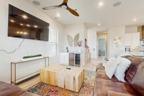 TV, offices - Nautical home in coastal community with shared pool, Wifi, Pet friendly (Pensacola)