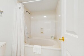 Shower, towels - Spacious getaway with Gulf view, beach access, tennis & pickleball (Seacrest)