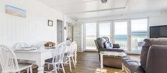 Violet - sleeps 6 guests  in 3 bedrooms