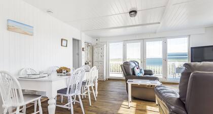 Violet - sleeps 6 guests in 3 bedrooms