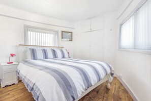 3 bedrooms, WiFi, bed sheets - Violet - sleeps 6 guests  in 3 bedrooms (Heacham)
