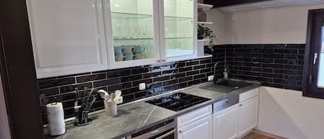 Refrigerador, microondas, horno, placa de cocina