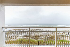 Property grounds - Oceanfront Condo with AC, WiFi, Shared Pool, & Seasonal Beach Service Rentals (Destin)