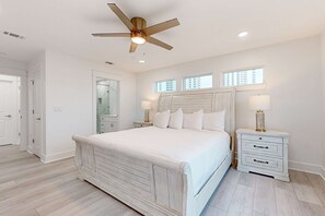 8 bedrooms, desk, WiFi, bed sheets - Dog-friendly house near the beach, balconies, washer&dryer, & cable (Navarre)