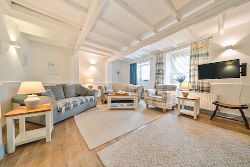 The Old Post Office - sleeps 6 guests  in 3 bedrooms