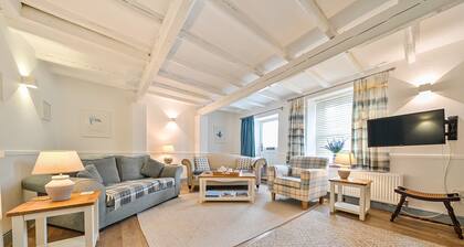 The Old Post Office - sleeps 6 guests in 3 bedrooms