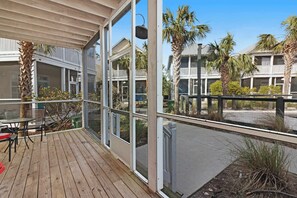 Outdoor dining - Lovely cottage with screened porches - access to hot tub & gym (Port St. Joe)