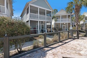 Exterior - Lovely cottage with screened porches - access to hot tub & gym (Port St. Joe)