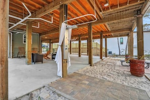 Terrace/patio - Home near beach and 30A with balcony, yard, patio, grill, Washer & Dryer (Santa Rosa Beach)