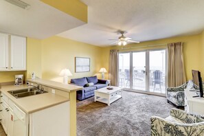 TV, DVD player, offices - Lovely flat featuring Gulf views, deck, pool & hot tub - great location (Panama City Beach)