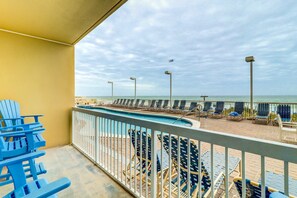 Property grounds - Lovely flat featuring Gulf views, deck, pool & hot tub - great location (Panama City Beach)