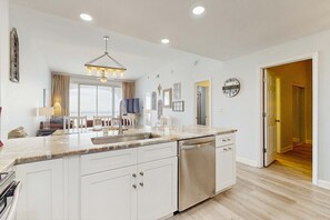 Fridge, microwave, oven, stovetop - Beautiful and spacious condo with shared pool & beach access (Miramar Beach)