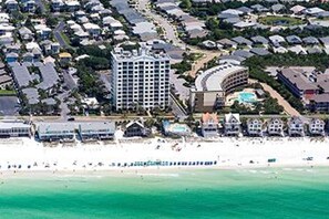 Beach nearby - Beautiful and spacious condo with shared pool & beach access (Miramar Beach)