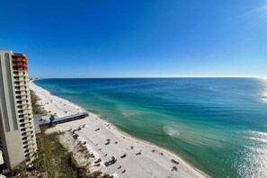 On the beach - Updated oceanfront condo with pools, hot tub, W/D, AC, & views (Panama City Beach)