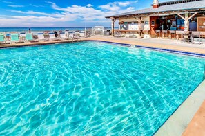 Pool - Spacious beachview condo, full kitchen, shared pool & beach access (Panama City Beach)