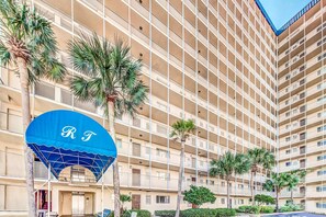Exterior - Spacious beachview condo, full kitchen, shared pool & beach access (Panama City Beach)