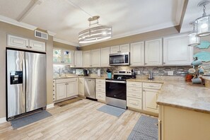 Fridge, microwave, oven, stovetop - Spacious beachview condo, full kitchen, shared pool & beach access (Panama City Beach)