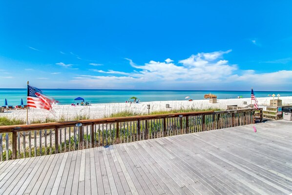 Beach nearby - Spacious beachview condo, full kitchen, shared pool & beach access (Panama City Beach)
