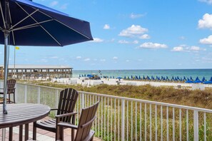 Outdoor dining - Tasteful oceanfront condo with beach, pool, hot tub, & washer/dryer (Panama City Beach)