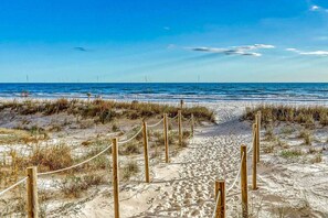 On the beach - Gorgeous beachfront condo, shared pool and beach access (Panama City Beach)