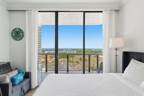 Iron/ironing board, WiFi, bed sheets - 11th-floor studio with access to pool, hot tub, & fast WiFi - near beach (Miramar Beach)
