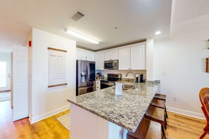 Fridge, microwave, oven, stovetop - Ocean view condo with central AC, WiFi, washer/dryer, access to pool, hot tub (Mexico Beach)