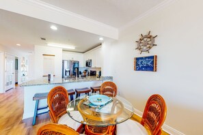 Dining - Ocean view condo with central AC, WiFi, washer/dryer, access to pool, hot tub (Mexico Beach)