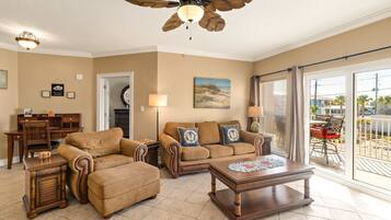 Fernseher, DVD-Player, Arbeitsbereiche