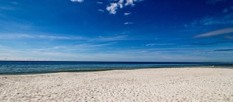 Beautiful Condo with Hot Tub & Pool - Walk to Beach, Snowbirds Welcome
