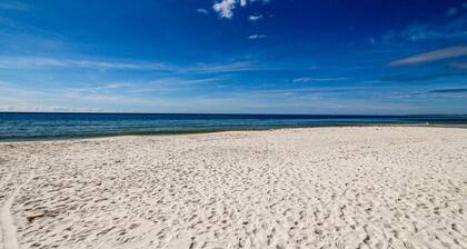 Beautiful Condo with Hot Tub & Pool - Walk to Beach, Snowbirds Welcome