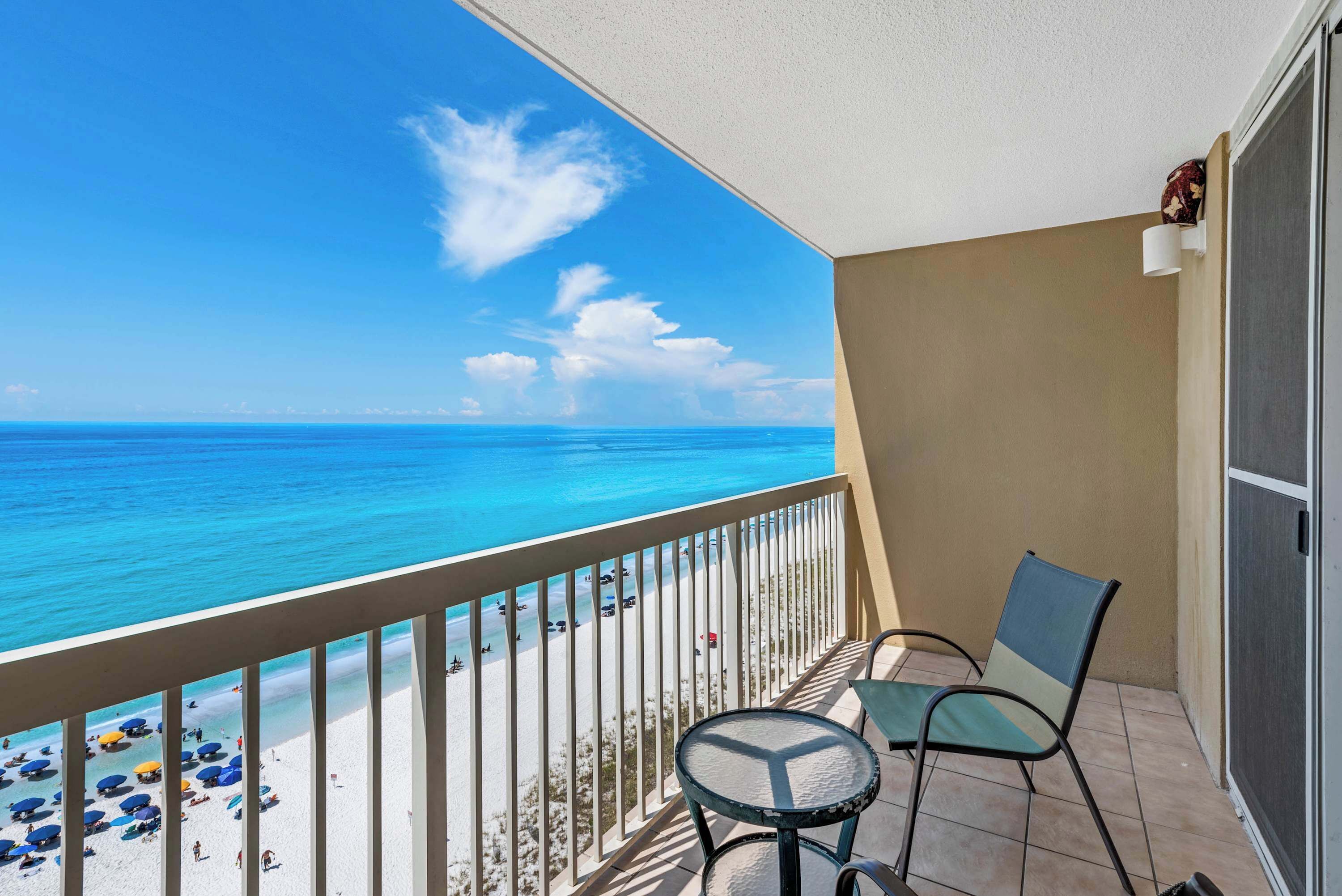 Ein Balkon mit Blick auf Strand und Meer.