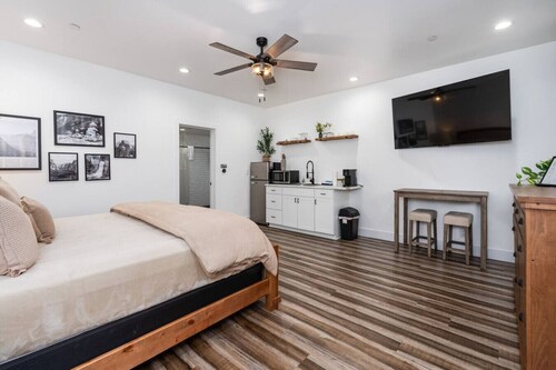 Exquisite Chic King Suite at Yosemite`s Doorstep