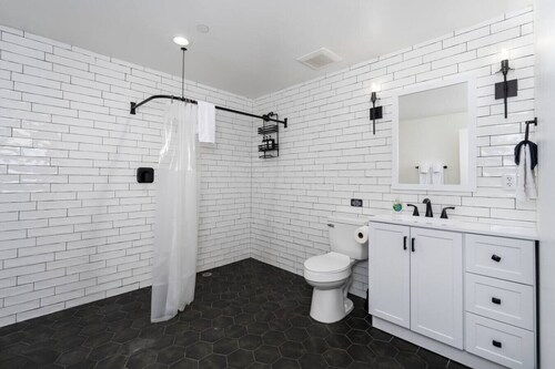 Exquisite Chic King Suite at Yosemite`s Doorstep